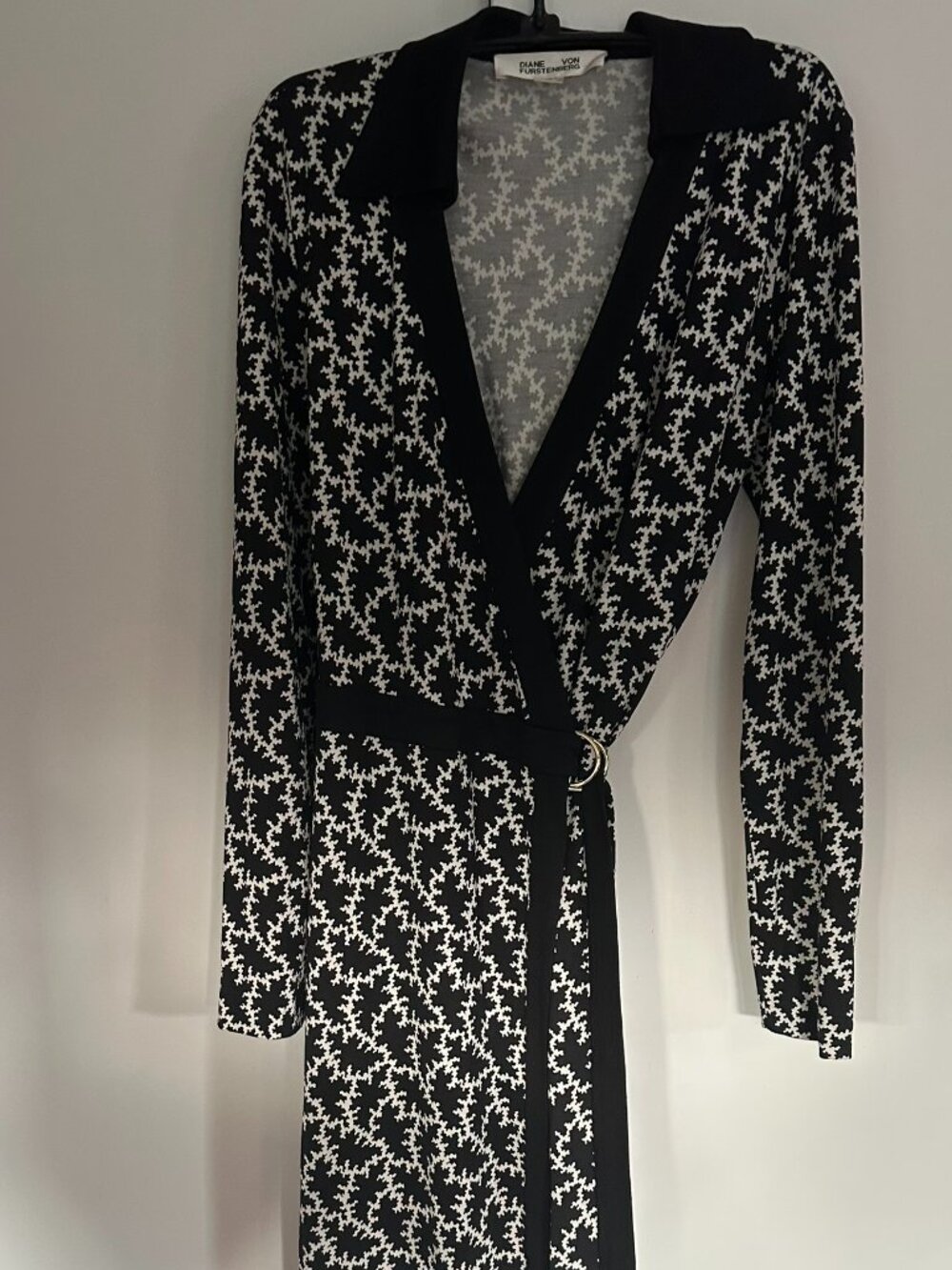 Diane Von Furstenberg black collared jersey wrap dress in size 12
